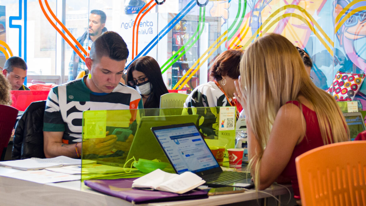 IA University también ofrece clases presenciales en su sede en Bogota - Colombia // Foto: IA University